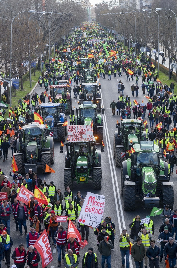 EuropaPress 5784471 manifestacion agricultores tractores paseo castellana continua marcha