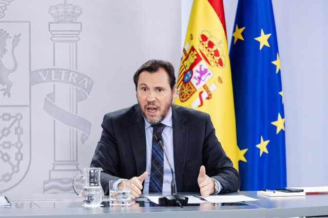 El ministro de Transportes y Movilidad Sostenible, Óscar Puente, a su llegada a una rueda de prensa posterior a la reunión del Consejo de Ministros, en el Palacio de la Moncloa, a 20 de diciembre de 2024, en Madrid (España).