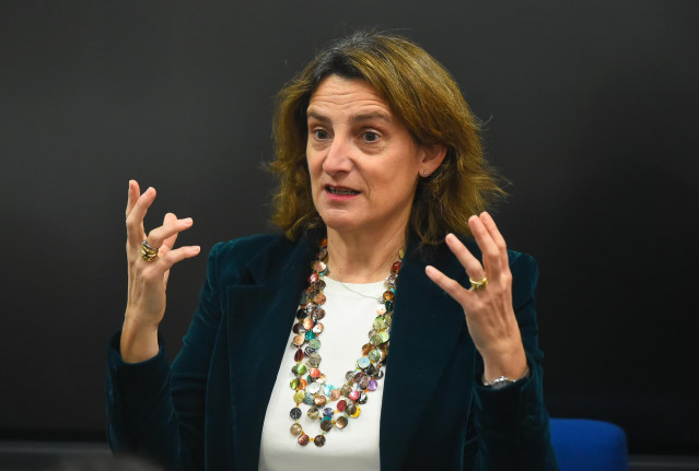 La vicepresidenta tercera del Gobierno y ministra para la Transición Ecológica y el Reto Demográfico, Teresa Ribera (c), durante un encuentro con estudiantes. A 11 de marzo de 2024, en Málaga (Andalucía, España)