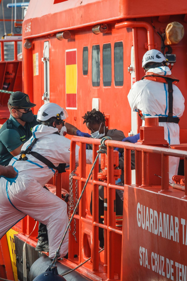 Archivo - Trabajadores ayudan a una mujer a salir de la embarcación 'Guardamar Talía’ a su llegada al muelle de Arguineguín con varias decenas de migrantes, a 28 de agosto de 2021, en Arguineguín, Mogán, Gran Canaria, (España). El muelle de Arguineguín re
