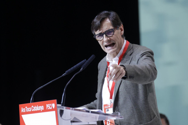 El primer secretario del PSC, Salvador Illa, interviene durante el acto de clausura del 15º Congreso del PSC, en el Palacio de Congresos de Cataluña, a 17 de marzo de 2024, en Barcelona, Catalunya (España).