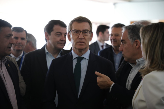 (I-D) El presidente de la Junta de Castilla y León, Alfonso Fernández Mañueco; el presidente del PP, Alberto Núñez Feijóo y el vicesecretario de Política Autonómica del PP, Elías Bendodo, a su llegada a la clausura de unas jornadas organizadas por el PP,