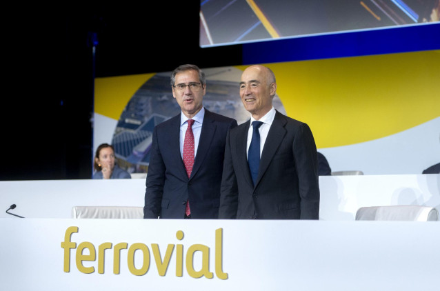 Archivo - El consejero delegado de Ferrovial, Ignacio Madridejos (i) y el presidente de Ferrovial, Rafael del Pino (d), antes de comenzar la segunda convocatoria de la Junta General Ordinaria de Accionistas de Ferrovial, en el auditorio ONCE, a 13 de abri
