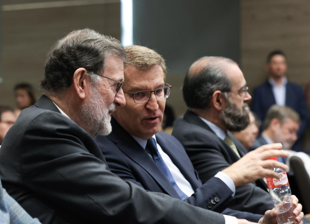 El expresidente del Gobierno Mariano Rajoy (i), y el presidente del PP, Alberto Núñez Feijóo (c), durante la inauguración de la jornada homenaje ‘In memoriam’ a Eugenio Nasarre, en la Universidad CEU San Pablo, a 18 de marzo de 2024, en Madrid (España). L