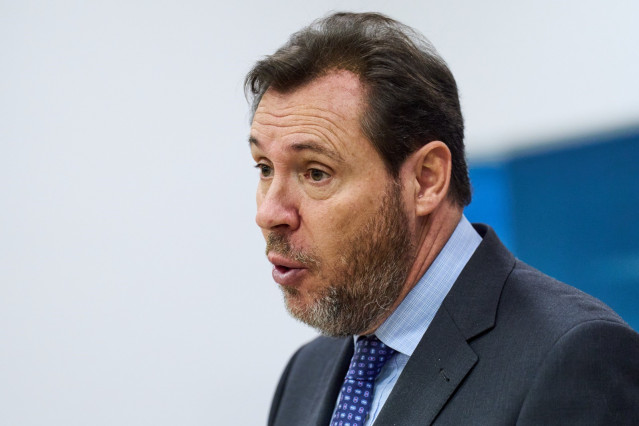 El ministro de Transportes y Movilidad Sostenible, Óscar Puente, en la rueda de prensa que ha ofrecido este lunes en Santander