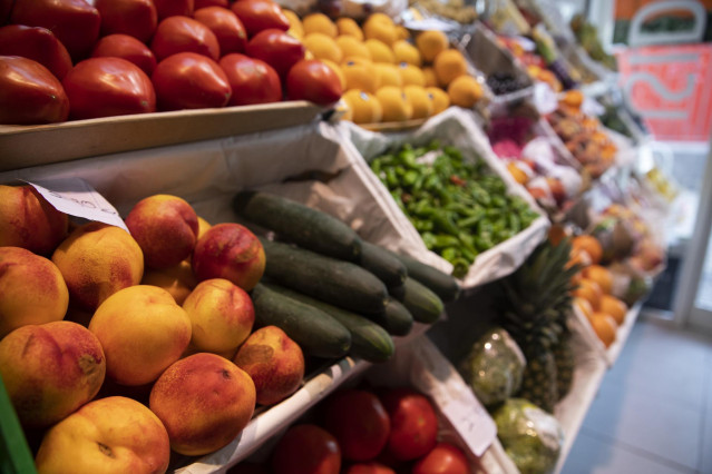 Archivo - Detalle de un puesto de frutas y verduras de un mercado de abastos