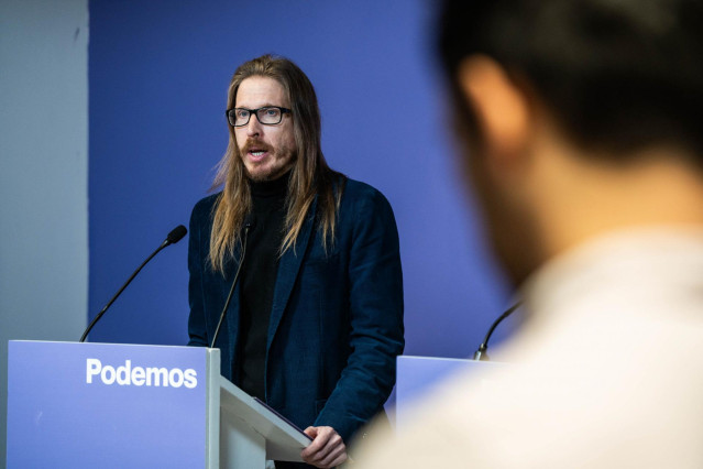 El secretario de Organización y portavoz de Podemos, Pablo Fernández, durante una rueda de prensa, en la sede de Podemos, a 19 de febrero de 2024, en Madrid (España).