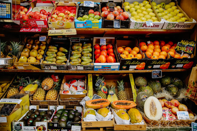 Archivo - Piezas de frutas y hortalizas en la frutería