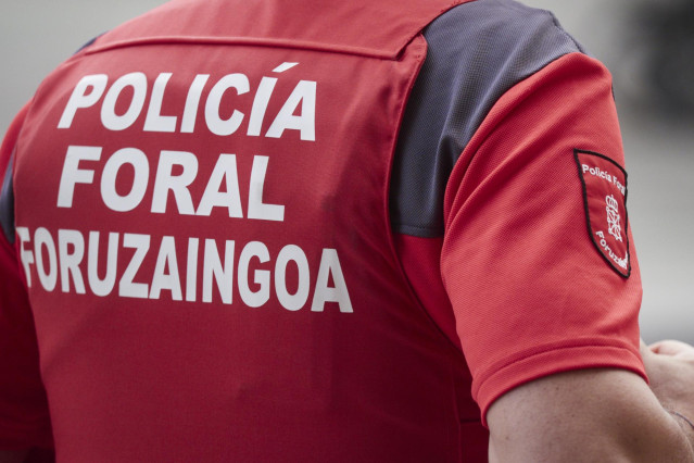 Archivo - Un agente de la Policía Foral.