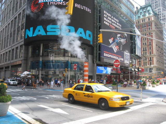 Archivo - Cartel del Nasdaq en Times Square, Nueva York (Estados Unidos).