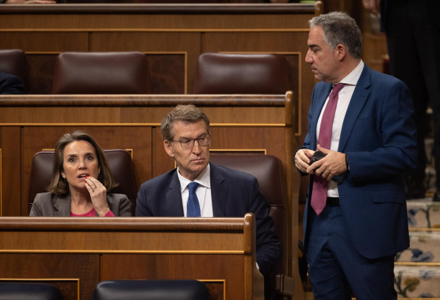 (I-D) La secretaria general del PP, Cuca Gamarra; el líder del PP, Alberto Núñez Feijóo y el vicesecretario de Política Autonómica del PP, Elías Bendodo, durante una sesión de control al Gobierno, en el Congreso de los Diputados, a 13 de marzo de 2024, en