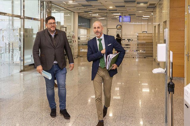 Archivo - El consejero de Educación,  Sergio Silva, y el director general de Personal Docente, Alberto Hontañón