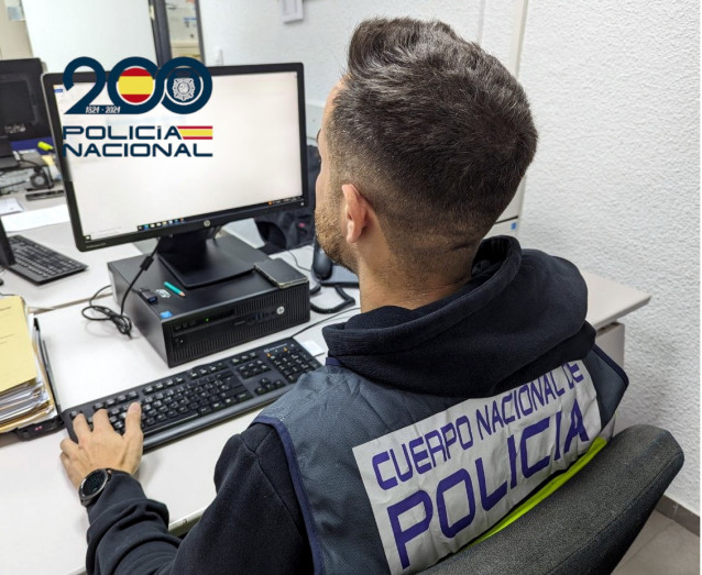 Se inaugura el primer curso de inglés asíncrono organizado por la Policía Nacional para el que la Policía se ha aliado con creadores de contenido de plataformas como TikTok, Youtube e Instagram y al que ya se han preinscrito más de 10.500 agentes.