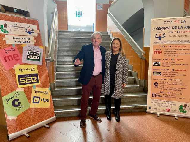 La consejera de Educación, Lydia Espina (a la derecha), con el director del IES Doctor Fleming, Santiago González (a la izquierda).