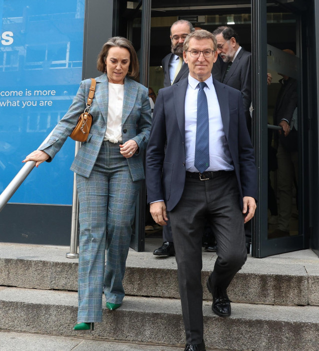 La secretaria general del PP, Cuca Gamarra, y el presidente del PP, Alberto Núñez Feijóo, a su salida tras la inauguración de la jornada homenaje ‘In memoriam’ a Eugenio Nasarre, en la Universidad CEU San Pablo, a 18 de marzo de 2024, en Madrid (España).
