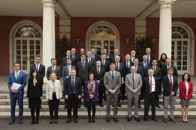 El presidente del Gobierno, Pedro Sánchez, y la ministra de Defensa, Margarita Robles, se reúnen con representantes de la industria de Defensa.