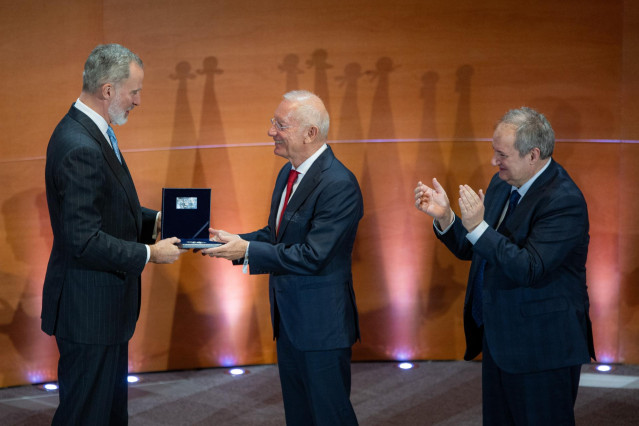 (I-D) El Rey Felipe VI; el presidente y fundador de Mango, Isak Andic, y el ministro de Industria y Turismo, Jordi Hereu, durante el acto de entrega del VIII Premio Reino de España a la Trayectoria Empresarial (Iese), en el IESE Business School Barcelona