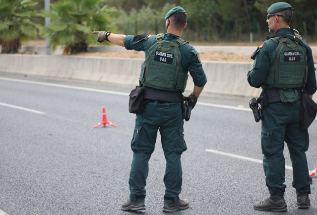 Archivo - Dos agentes de del grupo de Acción Rápida (GAR) de la Guardia Civil.