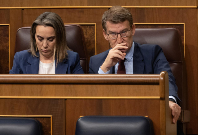La secretaria general del PP, Cuca Gamarra y el presidente del PP, Alberto Núñez Feijóo, durante una sesión plenaria, en el Congreso de los Diputados, a 22 de febrero de 2024, en Madrid (España). El Pleno del Congreso se ha reunido esta semana para celebr