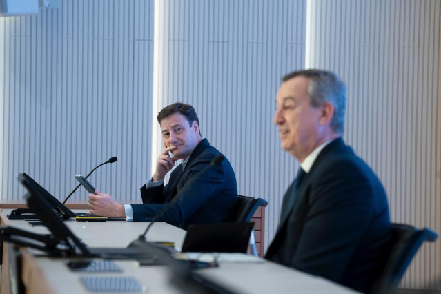 Archivo - El director financiero de Banco Sabadell, Leopoldo Alvear (i) y el consejero delegado de Banco Sabadell, César González-Bueno (d), intervienen durante el acto de presentación de resultados 2023, en la sede del Banco Sabadell, a 1 de febrero de 2