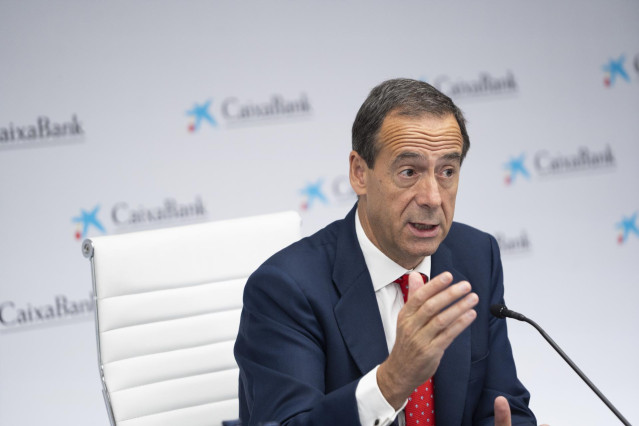 Archivo - El consejero delegado de CaixaBank, Gonzalo Gortázar, durante la presentación del programa de recompra de acciones, en la sede de CaixaBank, a 28 de julio de 2023, en Valencia, Comunidad Valenciana (España).
