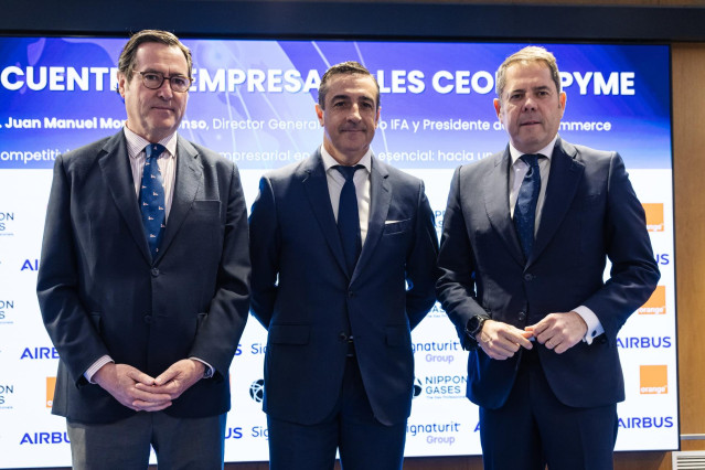 (I-D) El presidente de CEOE, Antonio Garamendi; el director general del Grupo IFA y presidente de EuroCommerce, Juan Manuel Morales Alonso, y el presidente de CEPYME, Gerardo Cuerva
