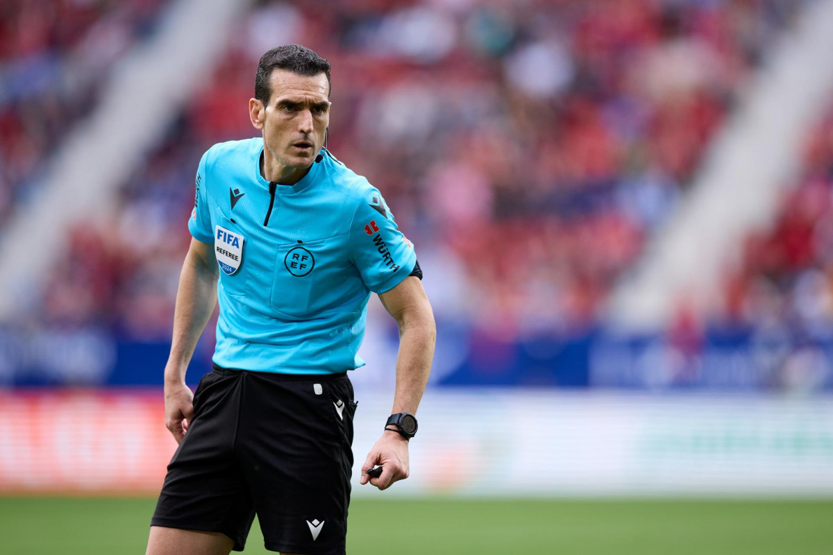 EuropaPress 5831451 martinez munuera looks on during the laliga ea sports match between ca