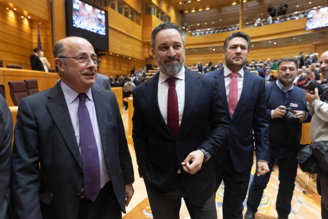 Archivo - El diputado de VOX Ignacio Gil Lázaro (i) y el líder de VOX, Santiago Abascal (d), llega a un pleno del Congreso de los Diputados, en el Palacio del Senado, a 10 de enero de 2024, en Madrid (España). El Pleno del Congreso, en su primera reunión