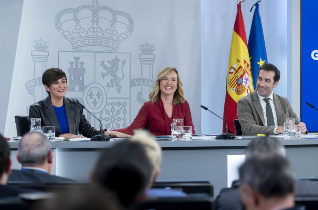La ministra de Vivienda y Agenda Urbana, Isabel Rodríguez; la portavoz, Pilar Alegría, y el ministro de Economía, Comercio y Empresa, Carlos Cuerpo, durante una rueda de prensa posterior a la reunión del Consejo de Ministros