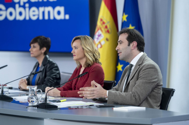 (I-D) La ministra de Vivienda y Agenda Urbana, Isabel Rodríguez; la ministra de Educación, Formación Profesional y Deporte, Pilar Alegría, y el ministro de Economía, Comercio y Empresa, Carlos Cuerpo, durante una rueda de prensa posterior a la reunión del