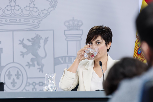 Archivo - La ministra de Vivienda y Agenda Urbana, Isabel Rodríguez, bebe agua durante una rueda de prensa posterior a la reunión del Consejo de Ministros, en el Palacio de la Moncloa, a 13 de febrero de 2024, en Madrid (España).
