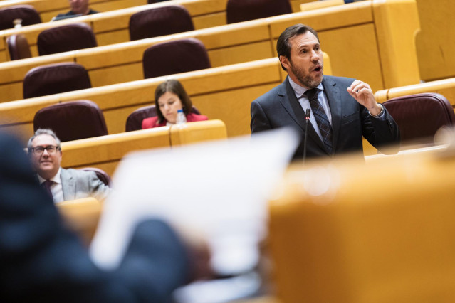 El ministro de Transportes y Movilidad Sostenible, Óscar Puente, interviene durante una sesión plenaria en el Senado, a 20 de febrero de 2024, en Madrid (España). Durante el pleno se han abordado cuestiones como las muertes de los agentes en Barbate, adem