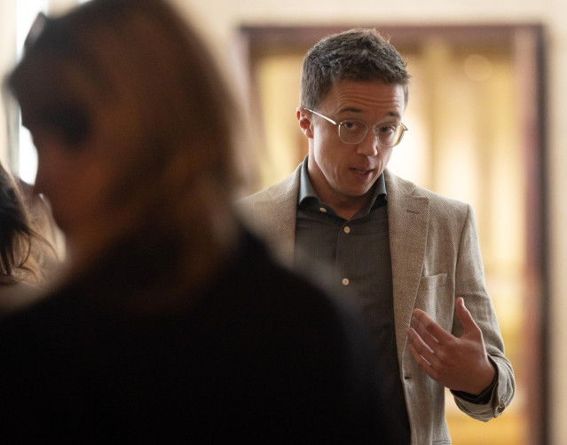 El portavoz de Sumar en el Congreso, Íñigo Errejón, a su llegada a una reunión de Junta de Portavoces, en el Congreso de los Diputados, a 19 de marzo de 2024, en Madrid (España).