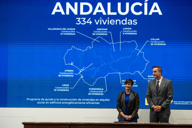 La ministra de Vivienda y Agenda Urbana, Isabel Rodríguez (2d), firma 44 acuerdos con diez comunidades autónomas para la rehabilitación y construcción de vivienda asequible, en el Ministerio de Vivienda, a 19 de marzo de 2024, en Madrid (España).