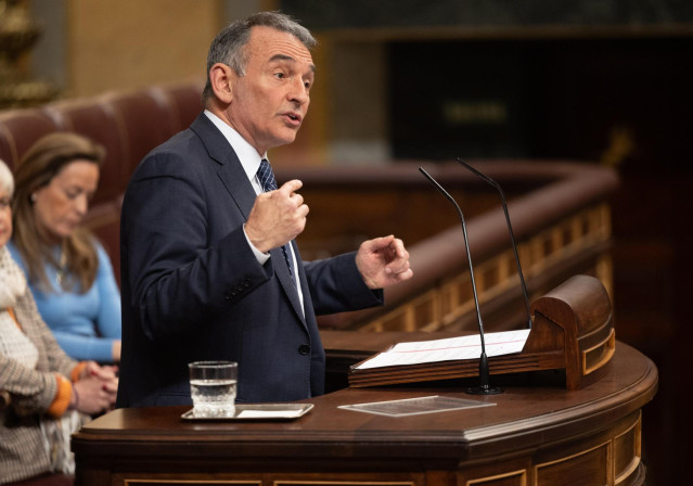 El portavoz parlamentario de IU y diputado de Sumar, Enrique Santiago, interviene durante una sesión plenaria, en el Congreso de los Diputados, a 14 de marzo de 2024, en Madrid (España).