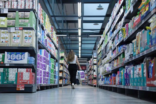 Archivo - Una persona hace la compra en la tienda Dia