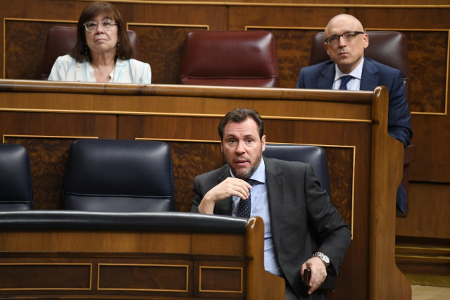 El ministro de Transportes y Movilidad Sostenible, Óscar Puente, durante una sesión, en el Congreso de los Diputados, a 19 de marzo de 2024, en Madrid (España).