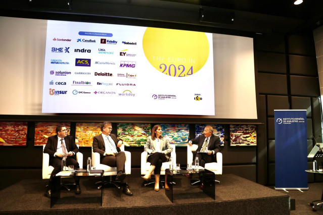 Mesa redonda en la que han participado la secretaria general del Tesoro y Financiación Internacional, Paula Conthe, el director general de Economía y Estadística del Banco de España, Ángel Gavilán, y el director de la fundación Bruegel, Jeromin Zettelmeye