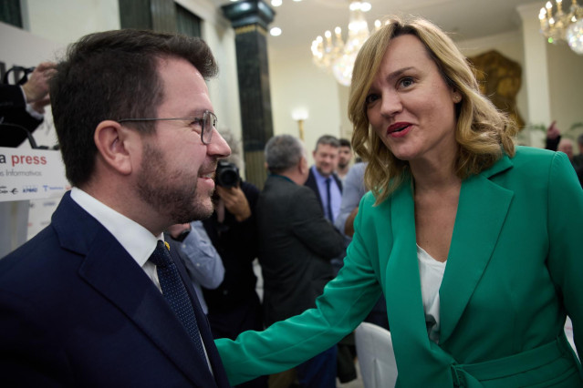El presidente de la Generalitat de Catalunya, Pere Aragonès y la ministra de Educación, Formación Profesional y Deporte, Pilar Alegría, durante un desayuno informativo de Europa Press, a 20 de marzo de 2024, en Madrid (España).