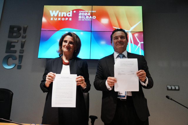 La vicepresidenta tercera y ministra de Transición Ecológica, Teresa Ribera, y el presidente de la Asociación Empresarial Eólica (AEE) firman en el BEC de Barakaldo la Carta Española de Energía Eólica