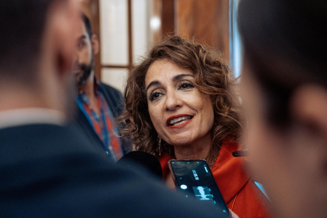 La vicepresidenta primera y ministra de Hacienda, María Jesús Montero, atiende a medios a su salida de una sesión de control al Gobierno, en el Congreso de los Diputados, a 20 de marzo de 2024, en Madrid (España).