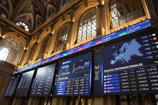Paneles del Ibex 35 en el Palacio de la Bolsa, a 13 de marzo de 2024, en Madrid (España).
