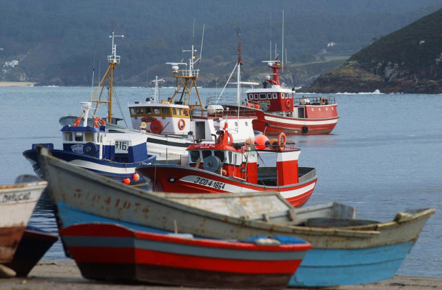 Archivo - Barcos pesqueros en un puerto coruñés (Galicia)