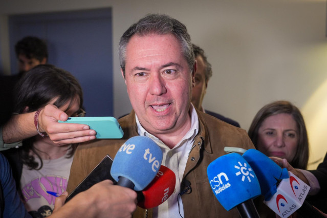 El secretario general del PSOE-A y portavoz del Grupo Socialista en el Senado, Juan Espadas, atiende a los medios en Sevilla en una imagen de archivo