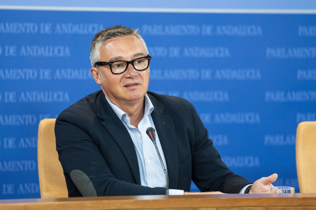 El portavoz del Grupo Parlamentario Vox, Manuel Gavira, durante la ronda de ruedas de prensa de portavoces de los grupos parlamentarios en el Parlamento de Andalucía, a 20 de marzo de 2024 en Sevilla (Andalucía, España). Los portavoces de los grupos parla