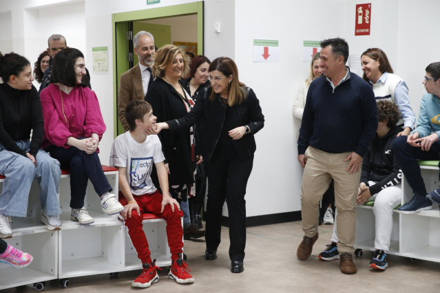 La presidenta de Cantabria, María José Sáenz de Buruaga, y el consejero de Educación, Sergio Silva, visitan el colegio de educación especial Padre Apolinar de la Fundación Obra San Martín con motivo de su 60 aniversario