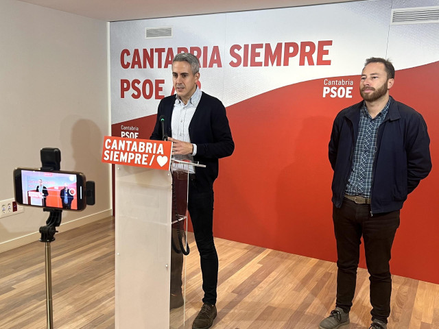 Archivo - El secretario general del PSOE de Cantabria, Pablo Zuloaga (izda), junto al diputado Jorge Gutiérrez