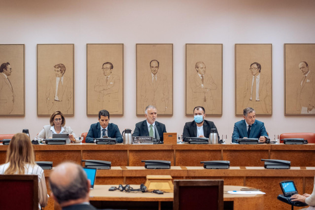 El ministro de Política Territorial y Memoria Democrática, Ángel Víctor Torres (c), comparece durante una comisión, en el Congreso de los Diputados, a 20 de marzo de 2024, en Madrid (España).