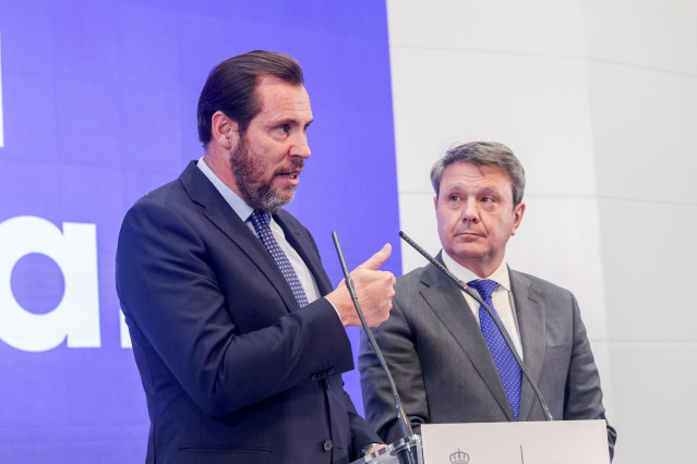 El ministro de Transportes y Movilidad Sostenible, Óscar Puente (i), y el secretario general de Transportes y Movilidad Sostenible, José Antonio Santano (d)