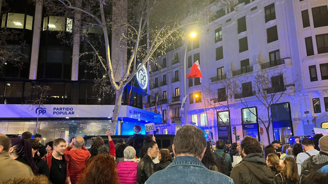 Concentración en la sede nacional del PP pidiendo la dimisión de la presidenta de la Comunidad de Madrid, Isabel Díaz Ayuso